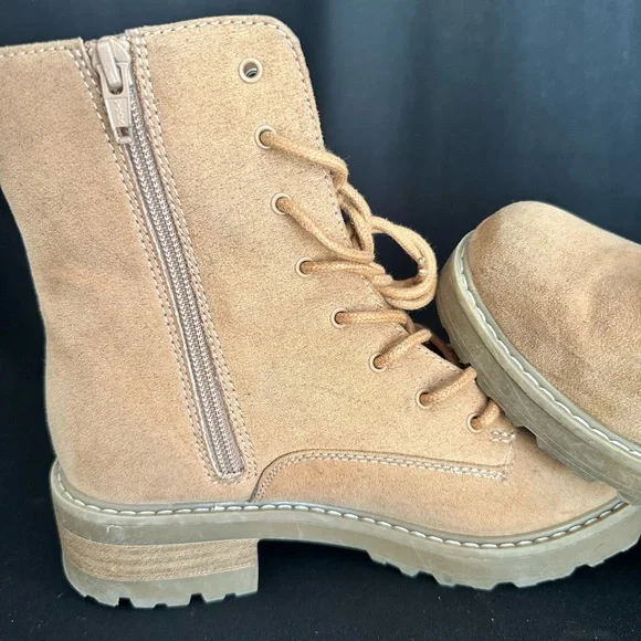 Women's Tan Lace-Up Boots 6.5 - Picture 3 of 8